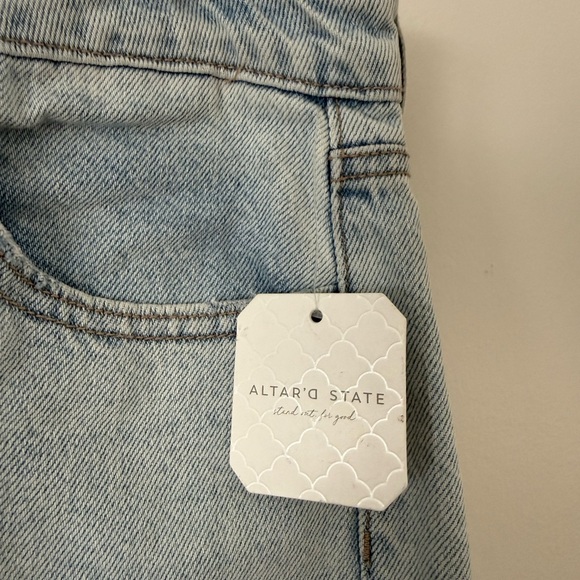 Altar'd State NWT Boyfriend Jeans Size 31 (12) Light Blue Denim Wash Distressed - Picture 3 of 10